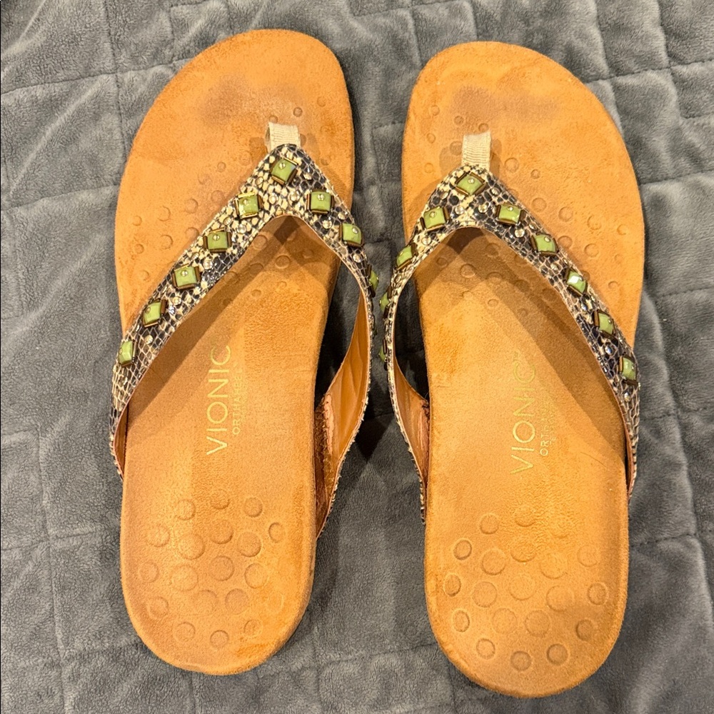 Vionic Tan and Green Patterned Sandals size 10